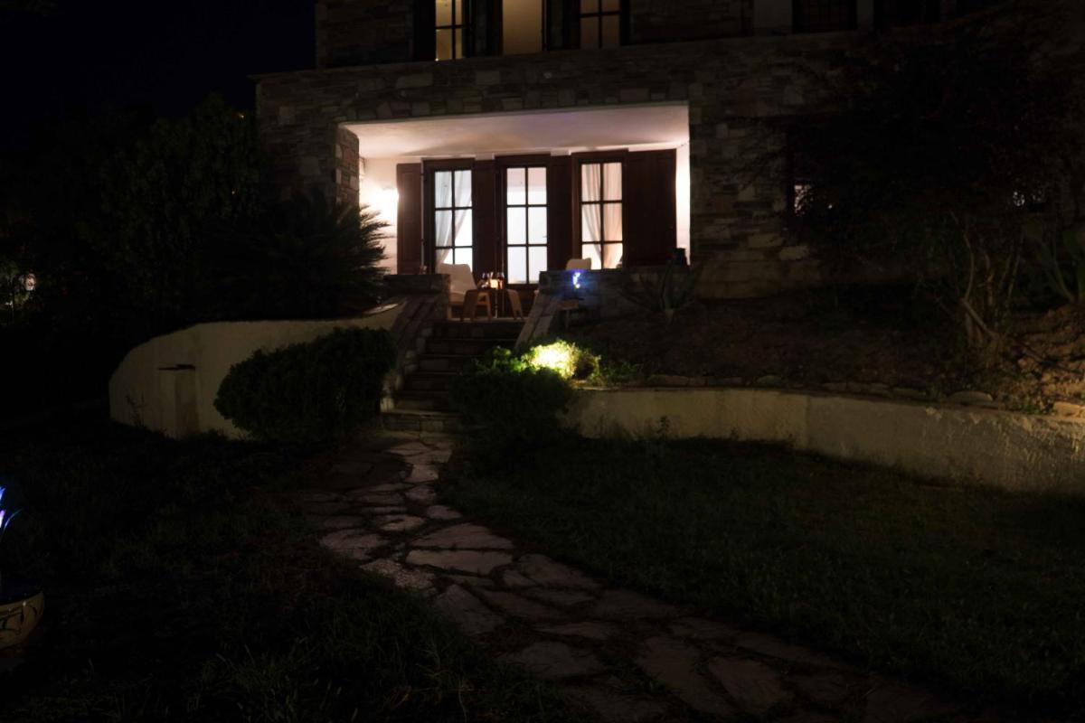 Tranquil Infinity Pool Getaway (private jacuzzi and steam bath, pool, garden, sea and city views) - Housity
