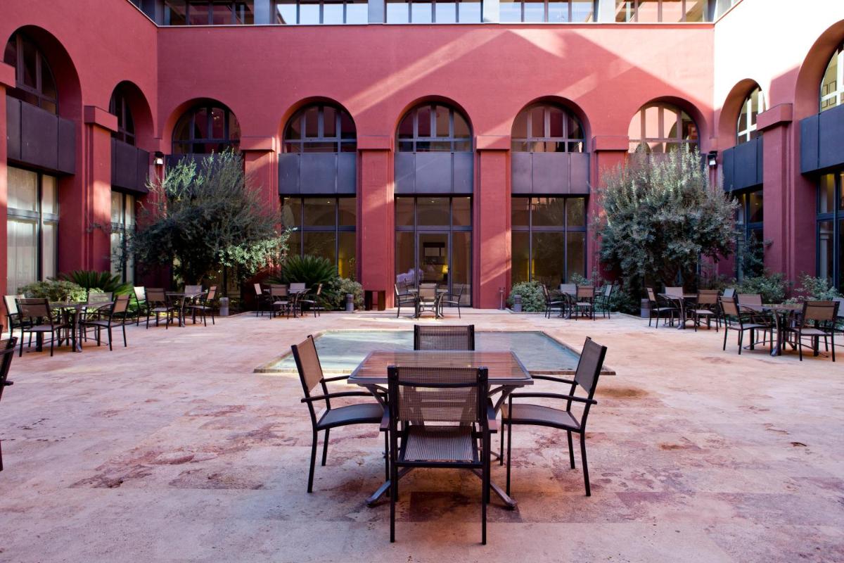 Un restaurante o sitio para comer en Intelier Airén