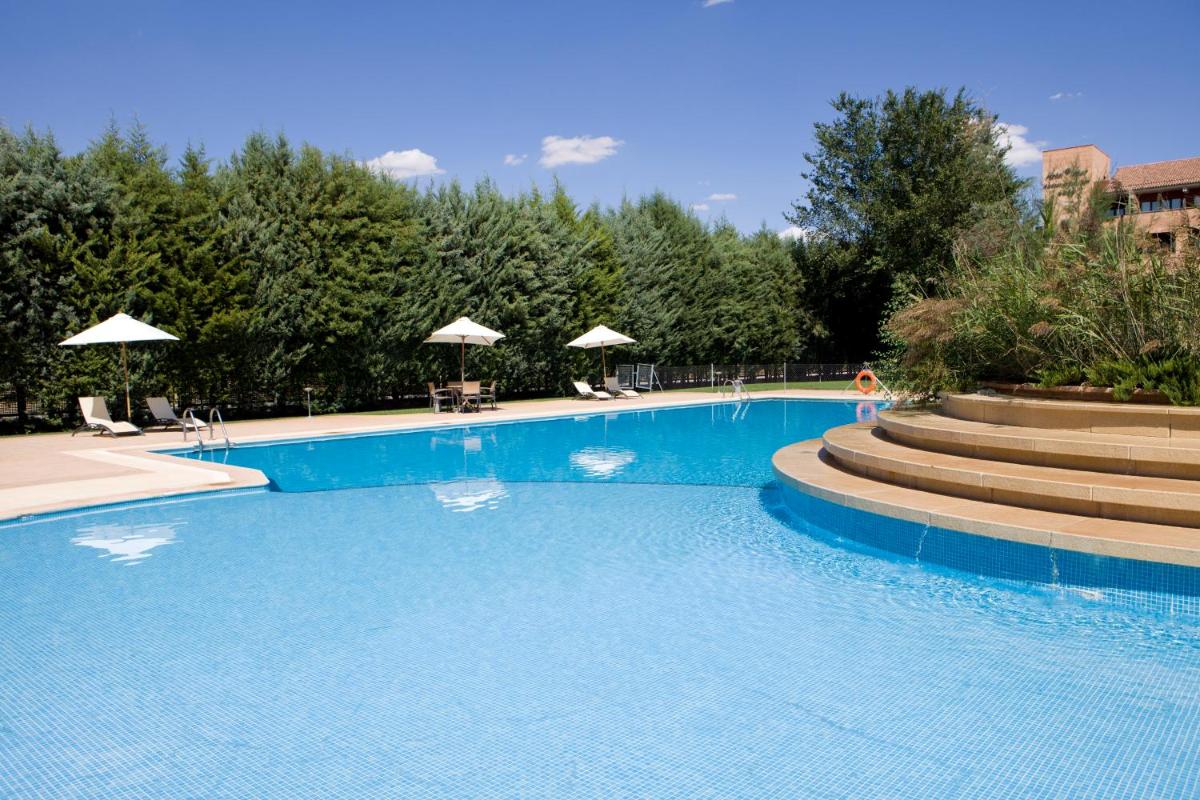 Piscina en o cerca de Intelier Airén