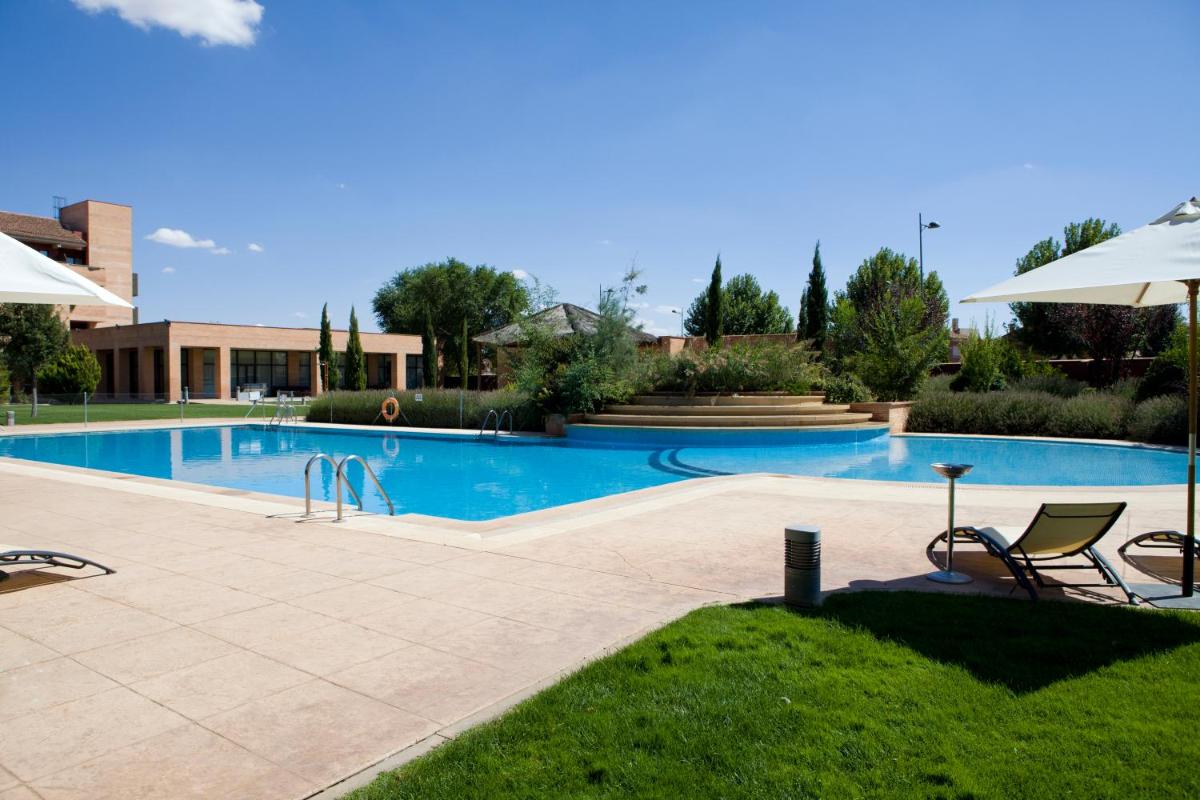 Piscina en o cerca de Intelier Airén