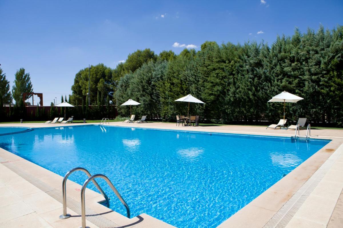 Piscina en o cerca de Intelier Airén