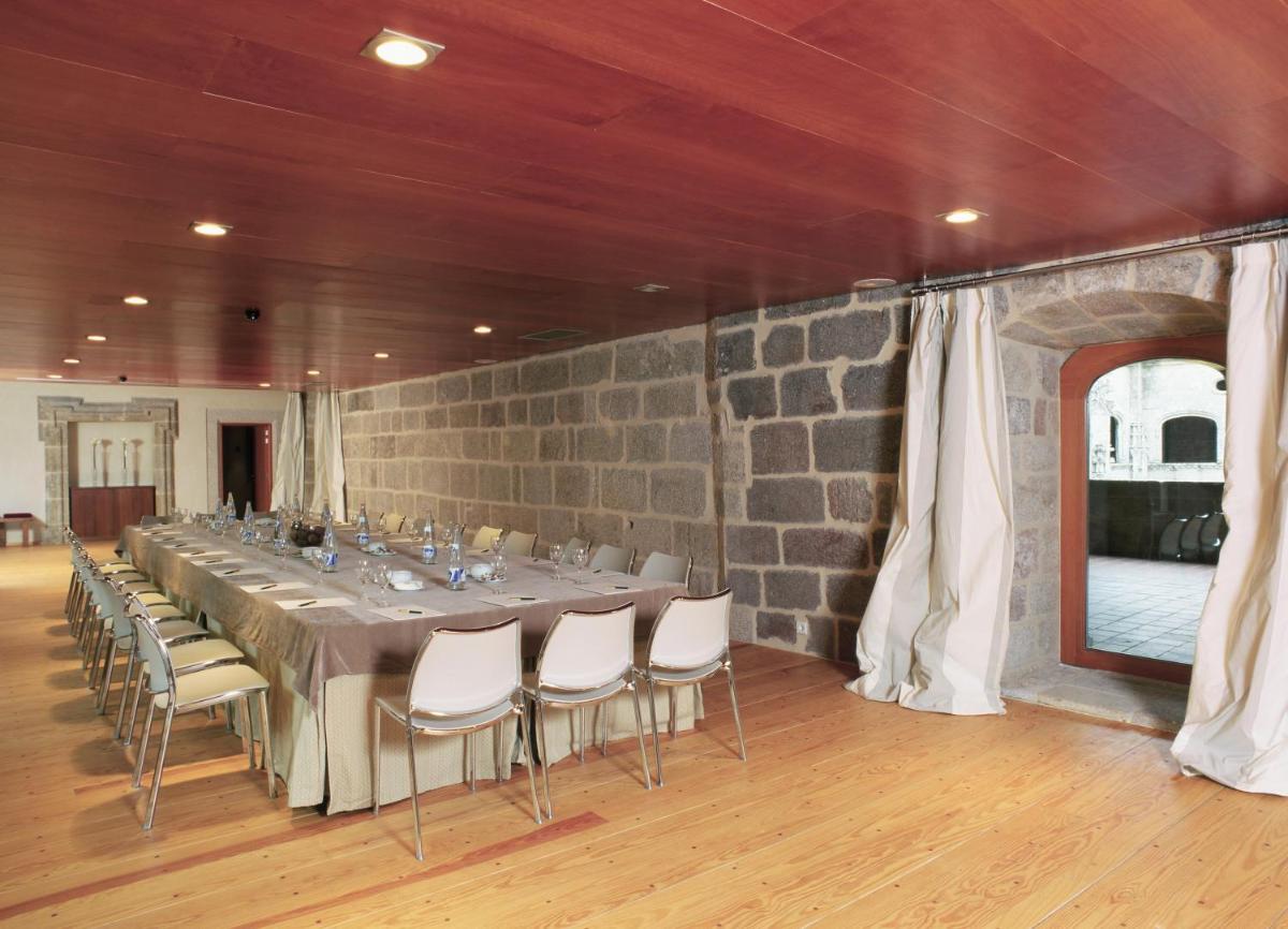Un restaurante o sitio para comer en Parador de Santo Estevo