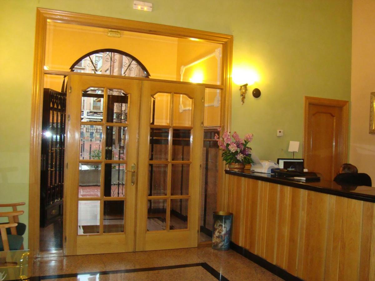 Hostal Universal - Housity