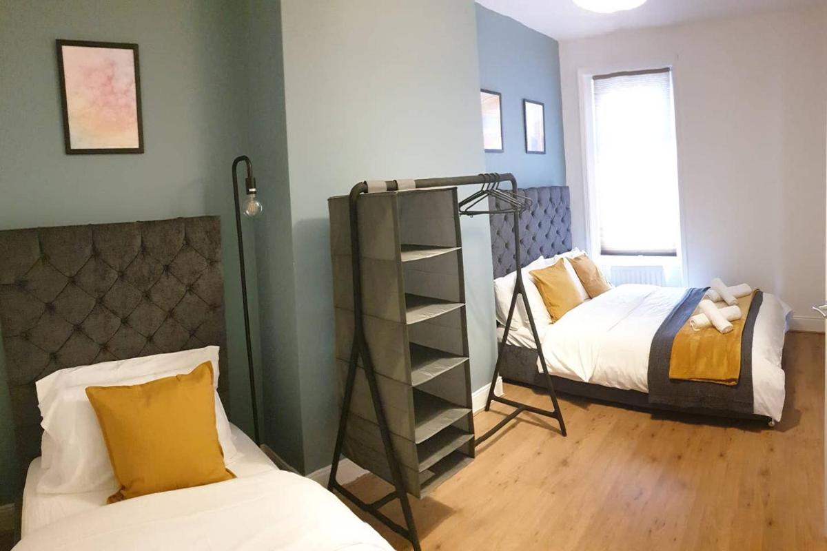 8 bed house 2 miles (7 Mins) from Newcastle centre - Housity