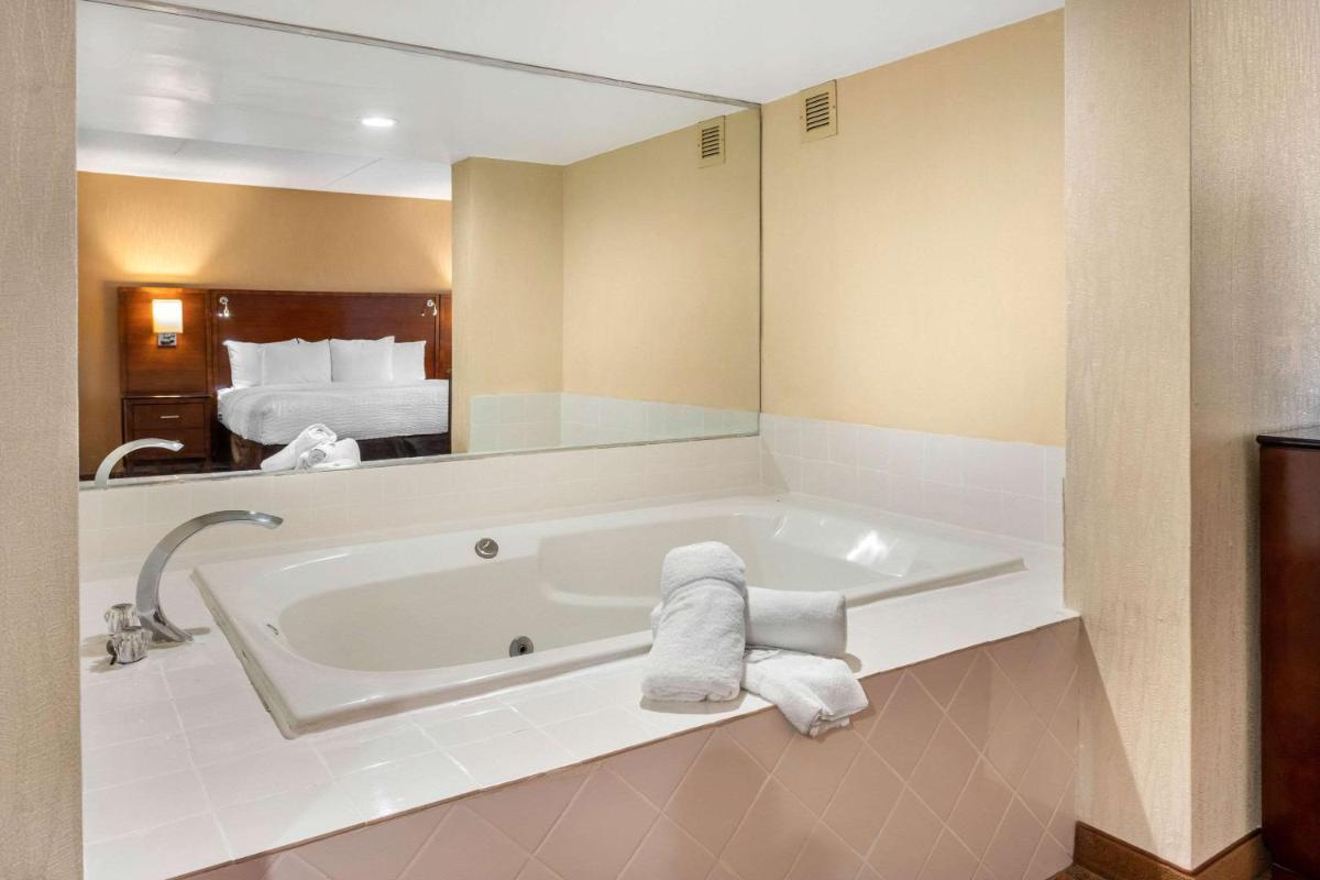 Clarion Hotel Conference Center on Lake Erie - Housity