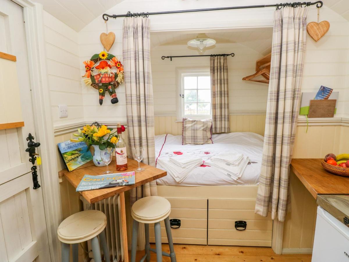 Shepherds Hut - The Hurdle - Housity