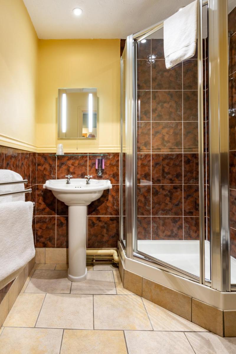 The Half Moon Inn and Country lodge - Housity