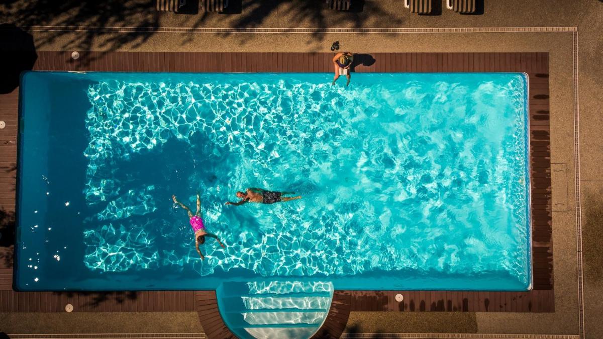 Piscine de l'établissement Hotel & Spa Le Dahu ou située à proximité