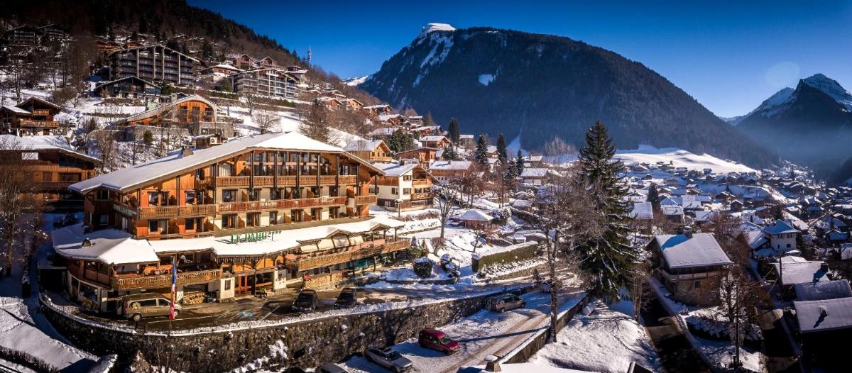 un lodge de ski dans les montagnes avec de la neige au sol dans l'établissement Hotel & Spa Le Dahu, à Morzine