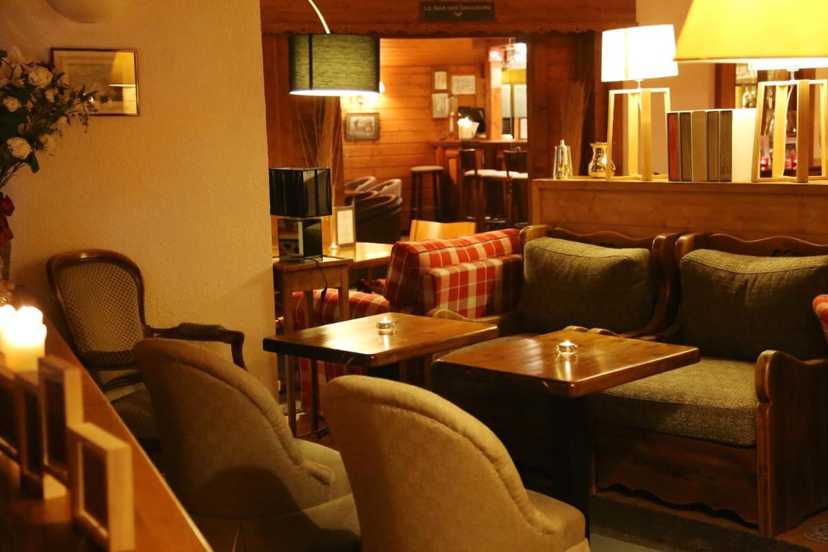 Coin salon dans l'établissement Hotel & Spa Le Dahu