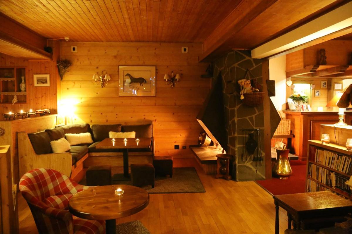 Coin salon dans l'établissement Hotel & Spa Le Dahu