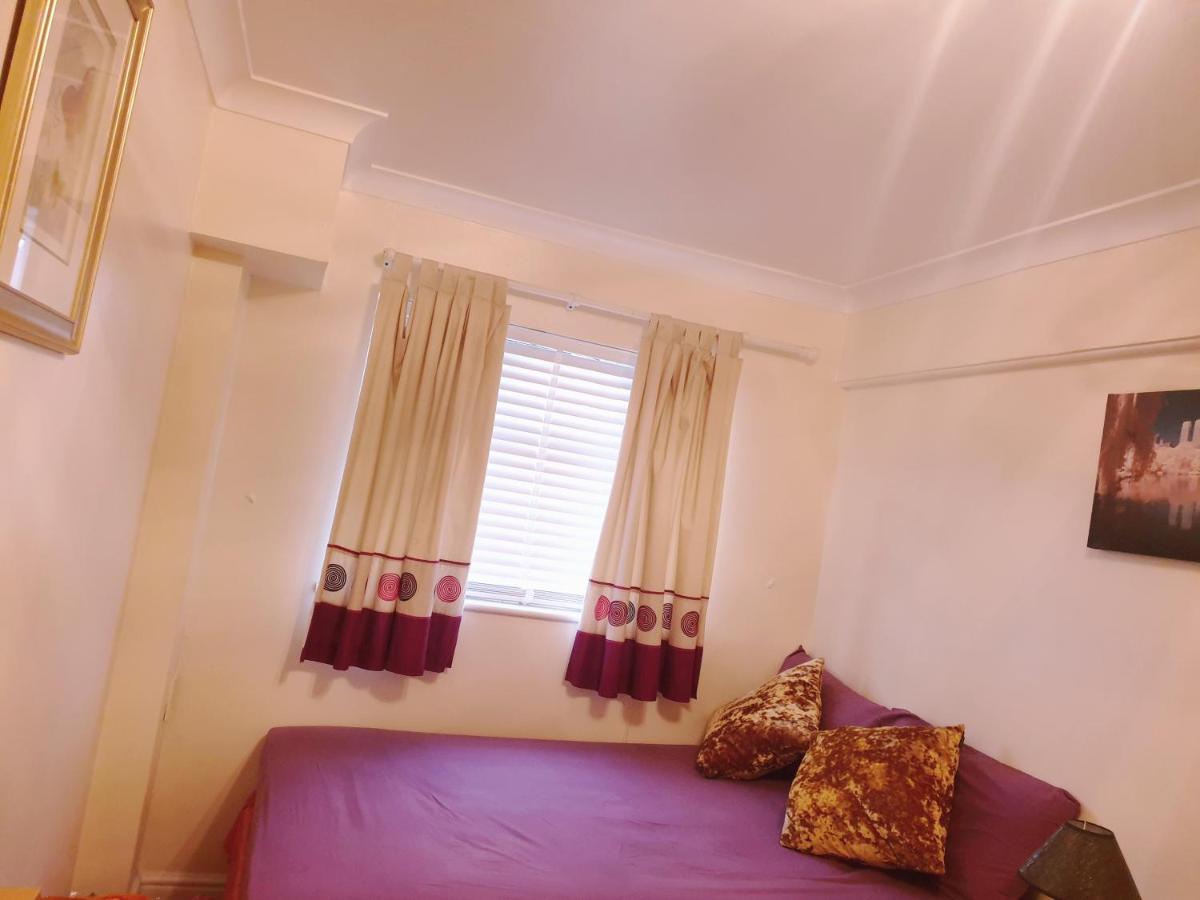 Hawkins Guest House - Private Shared Property - Housity