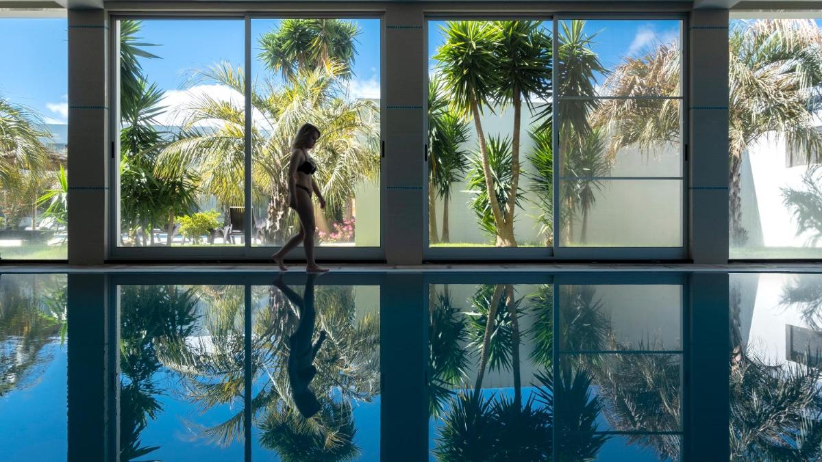 Um jardim no exterior de Hotel Vale Do Navio