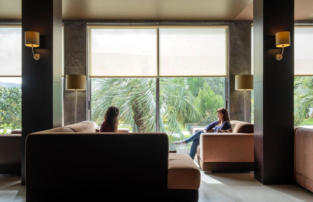 Uma área de estar em Hotel Vale Do Navio