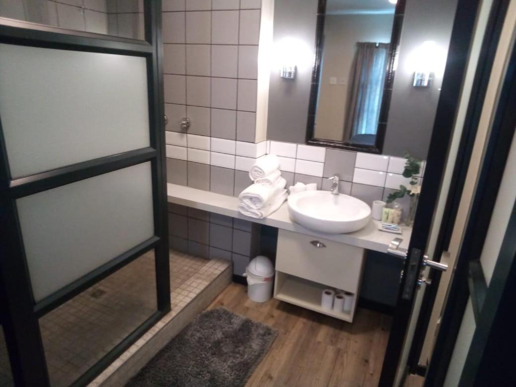 Luxury Stay Rosebank Johannesburg - Housity