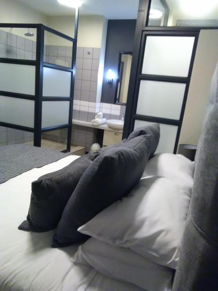 Luxury Stay Rosebank Johannesburg - Housity