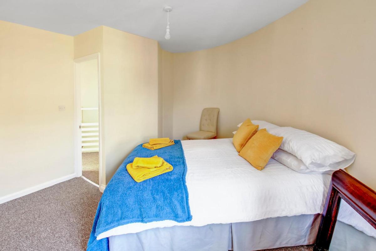 The Little Round House, entire house in town centre, sleeps 4 - Housity