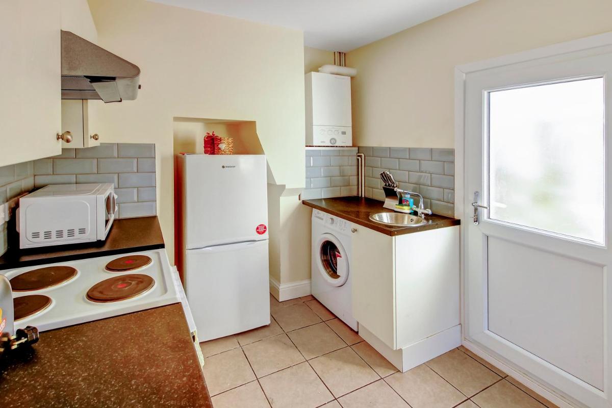 The Little Round House, entire house in town centre, sleeps 4 - Housity