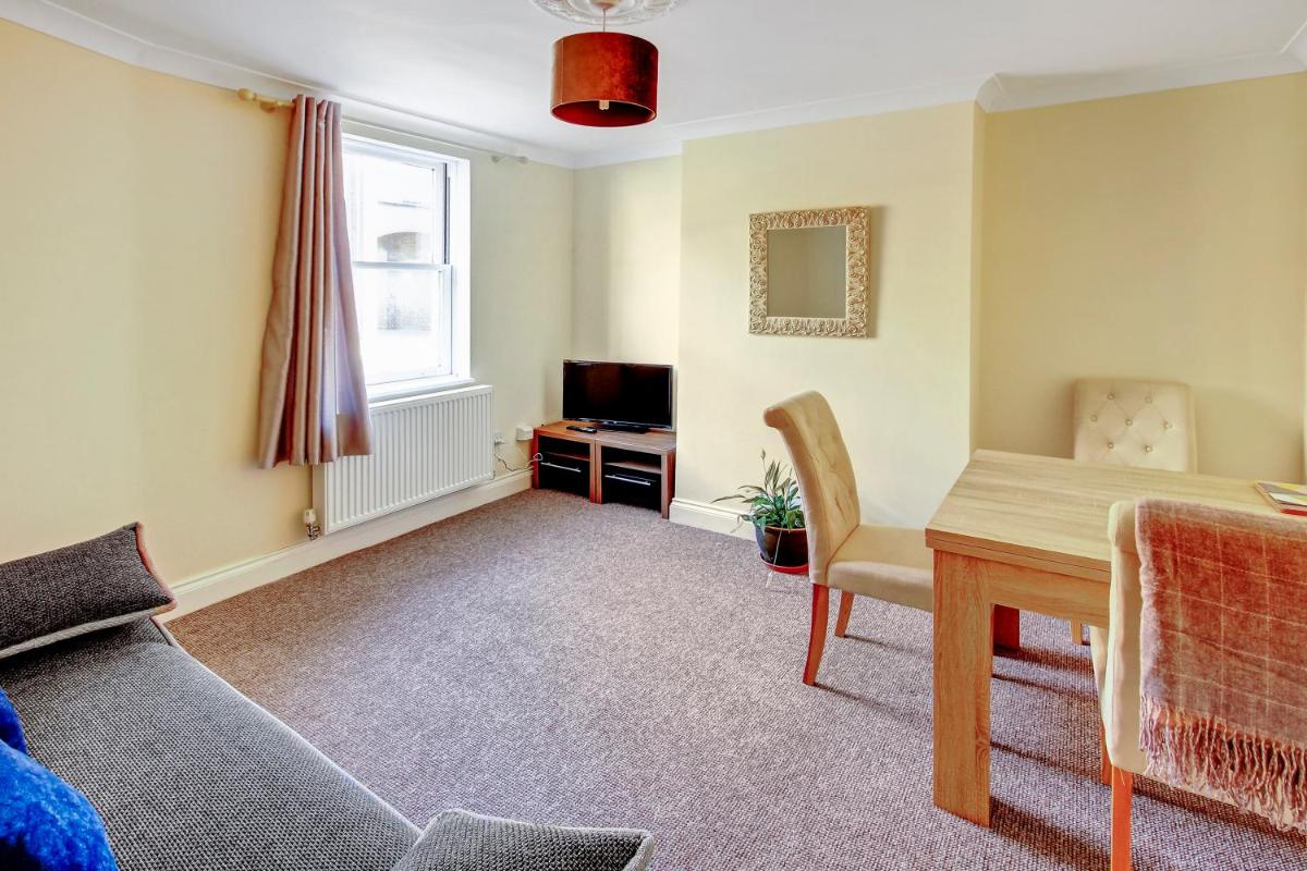 The Little Round House, entire house in town centre, sleeps 4 - Housity