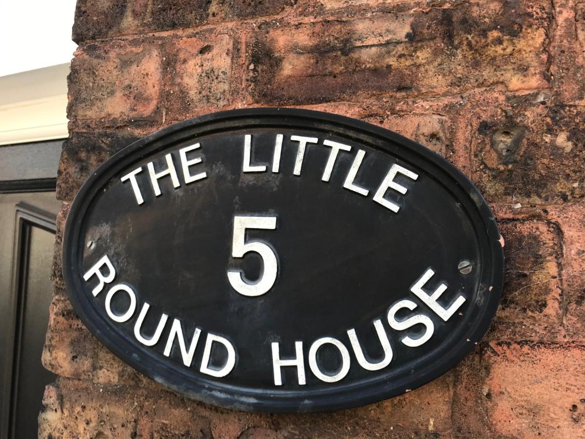 The Little Round House, entire house in town centre, sleeps 4 - Housity