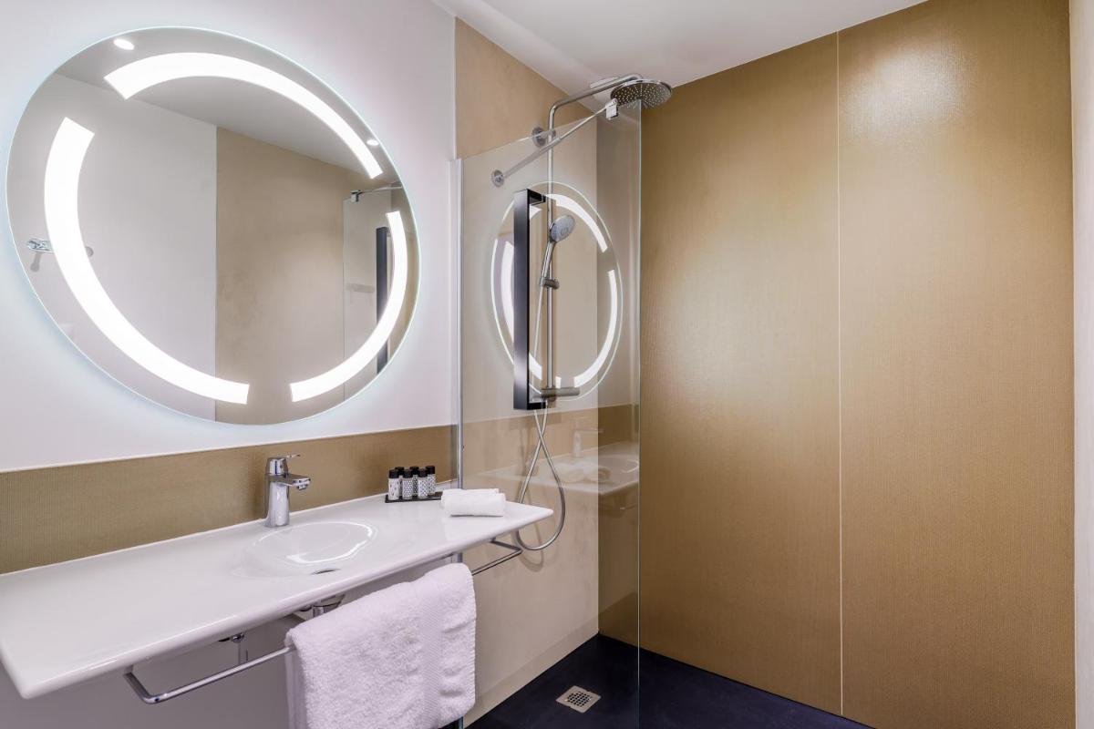 Salle de bains dans l'établissement Kyriad Prestige Amiens Poulainville - Hotel and Spa