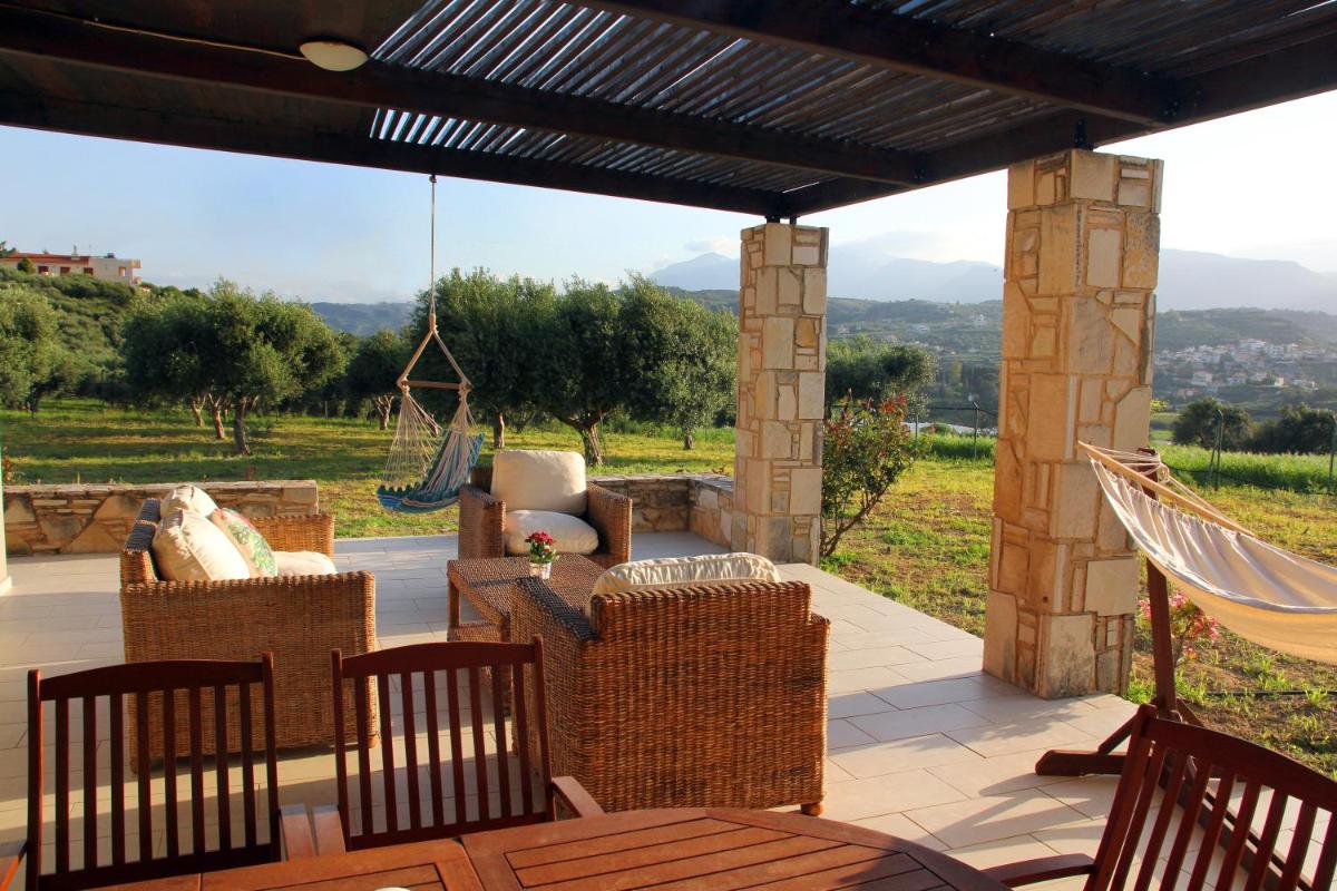 Relaxing Villa with garden and mountain view in Heraklion - Housity