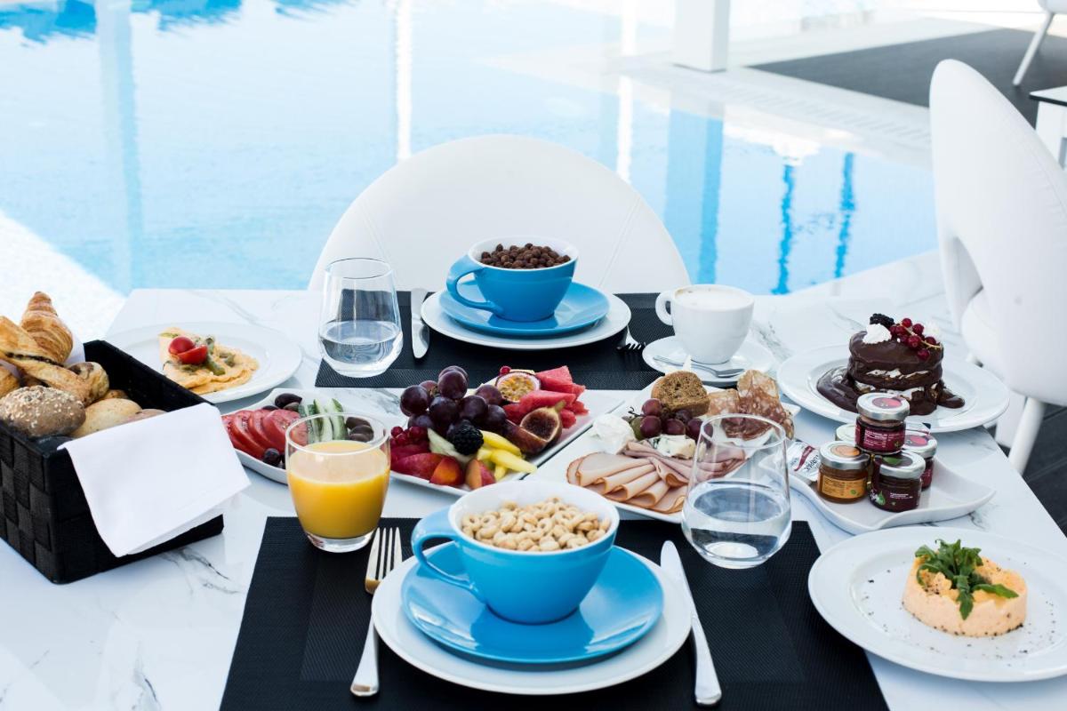 Crystal villas & suites - Housity