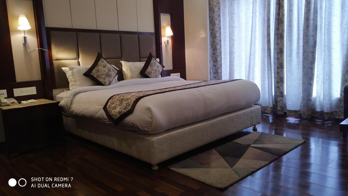 KL7 Hotel & Banquets - Housity