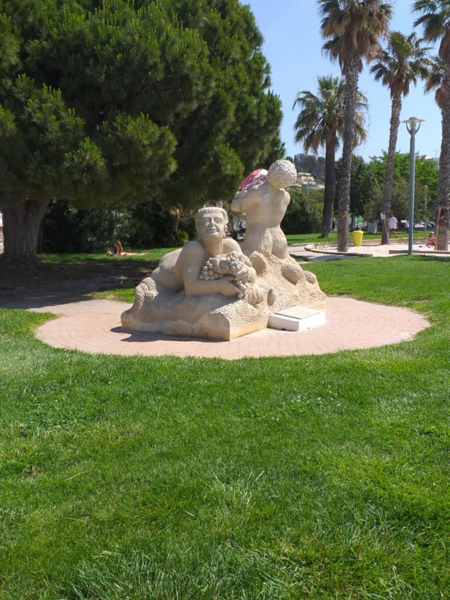 Joli studio res au calme en rez de jardin à Bandol. - Housity