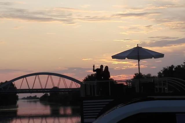 TINTERO HOUSE BOAT - Housity