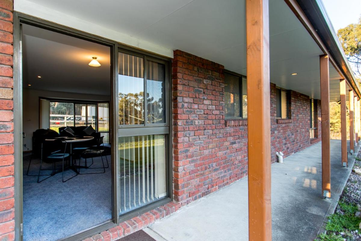 Acton Park Holiday Units - Housity