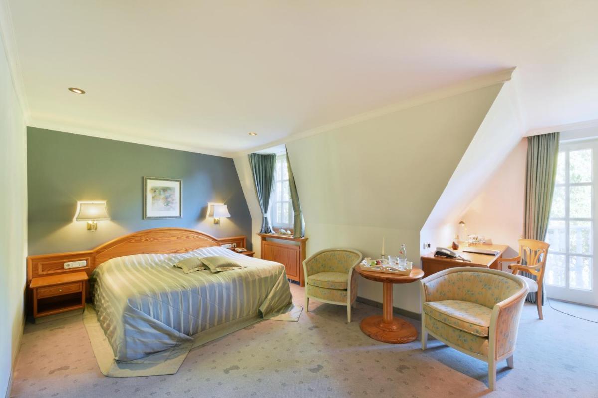 Ein Bett oder Betten in einem Zimmer der Unterkunft Hotel Landhaus Wachtelhof