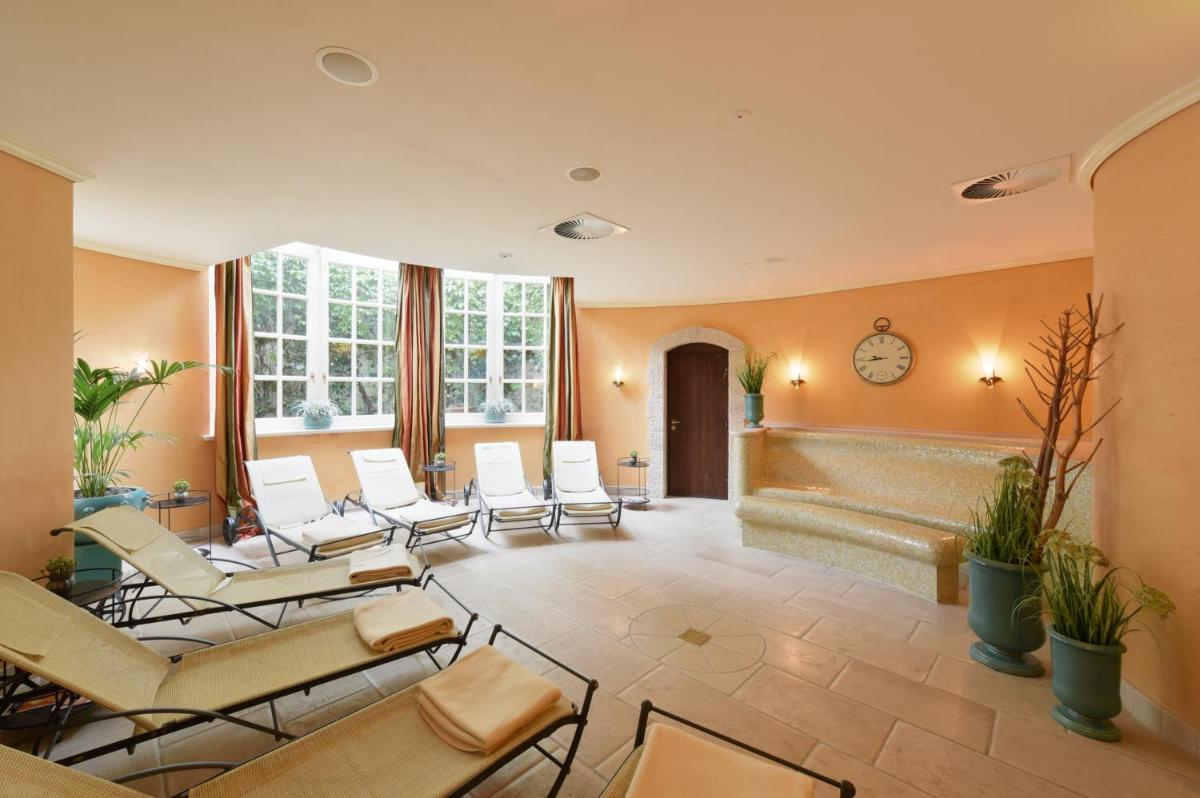 Ein Sitzbereich in der Unterkunft Hotel Landhaus Wachtelhof