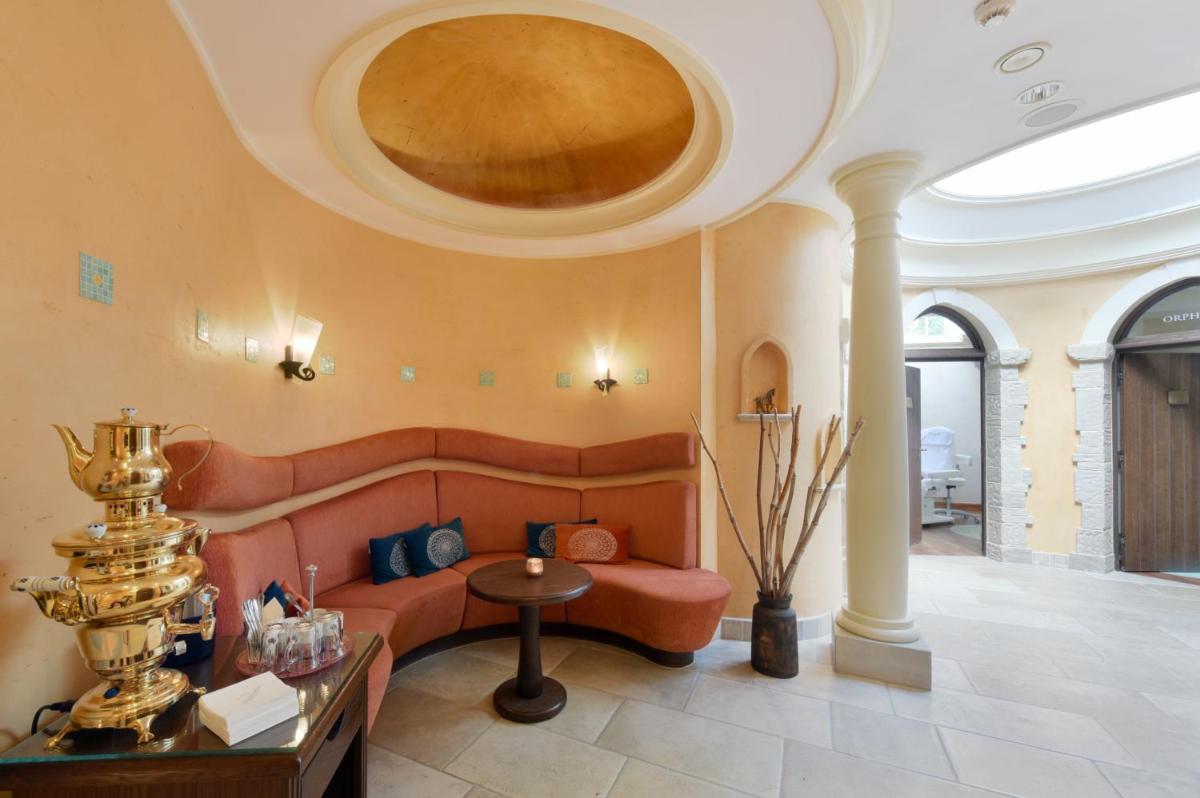 Ein Sitzbereich in der Unterkunft Hotel Landhaus Wachtelhof
