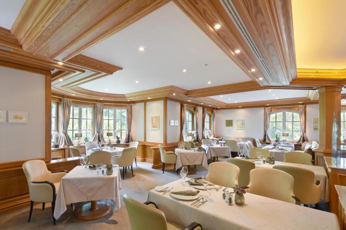 Ein Restaurant oder anderes Speiselokal in der Unterkunft Hotel Landhaus Wachtelhof