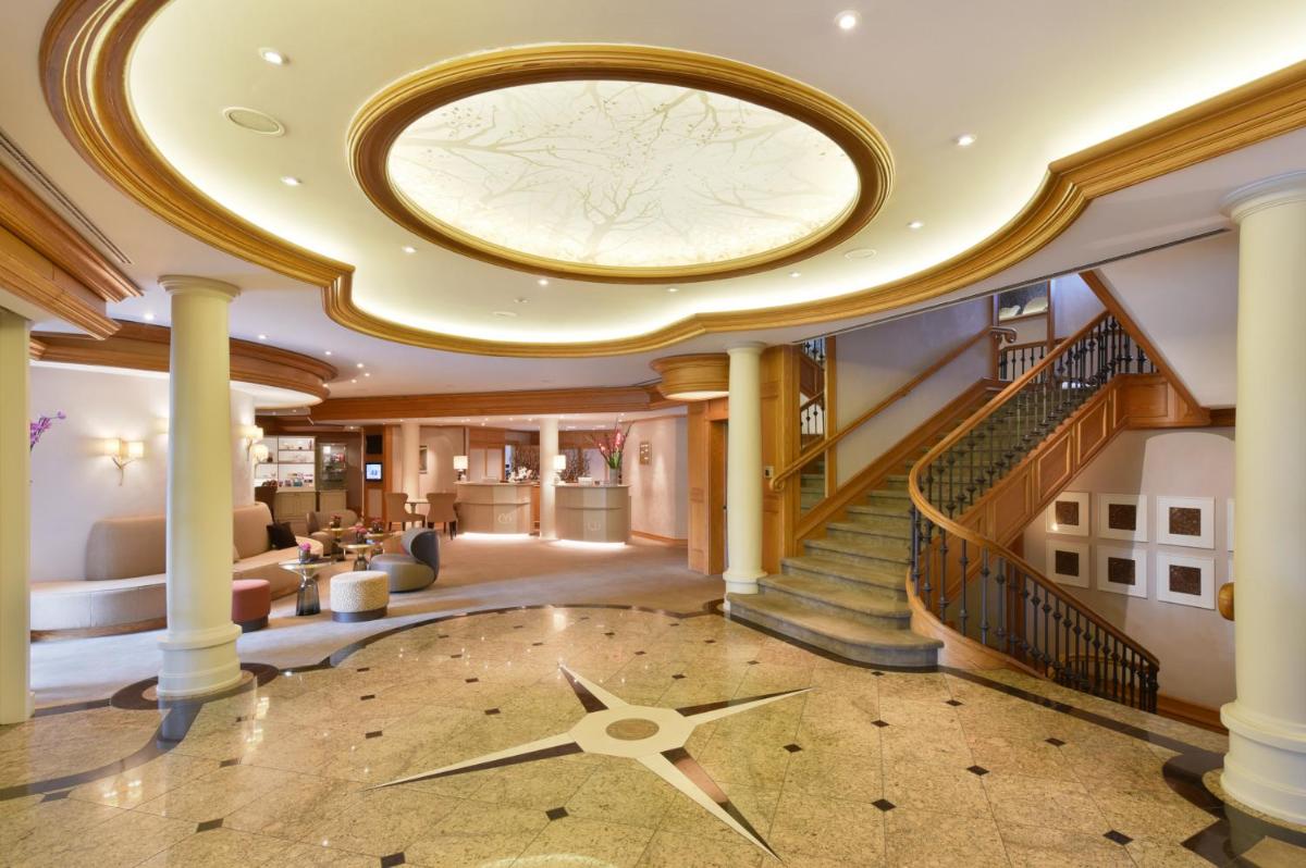 eine große Lobby mit großer Uhr auf dem Boden in der Unterkunft Hotel Landhaus Wachtelhof in Rotenburg an der Wümme + 37 Fotos