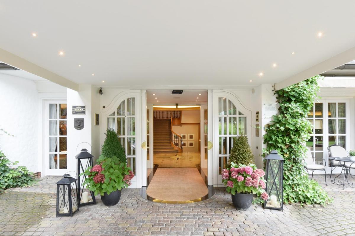 Ein Garten an der Unterkunft Hotel Landhaus Wachtelhof