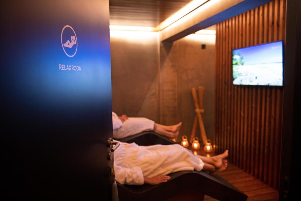 Uma televisão e/ou sistema de entretenimento em Hotel Cristal Vieira Praia & SPA