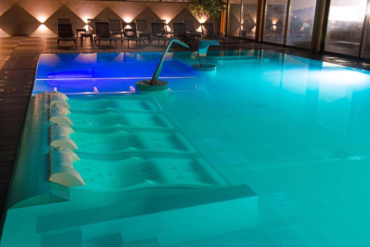 A piscina em ou perto de Hotel Cristal Vieira Praia & SPA