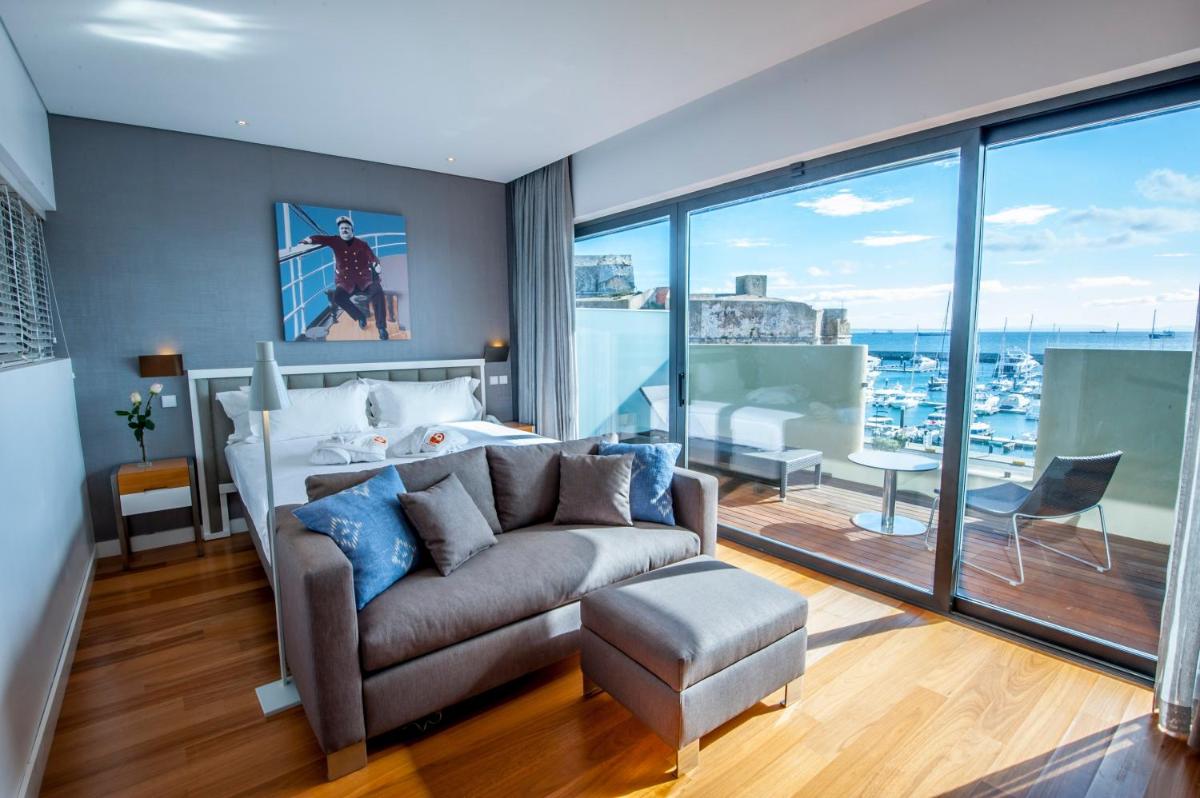 Uma área de estar em Pestana Cidadela Cascais - Pousada & Art District