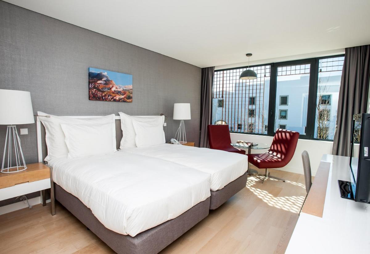 Uma cama ou camas num quarto em Pestana Cidadela Cascais - Pousada & Art District
