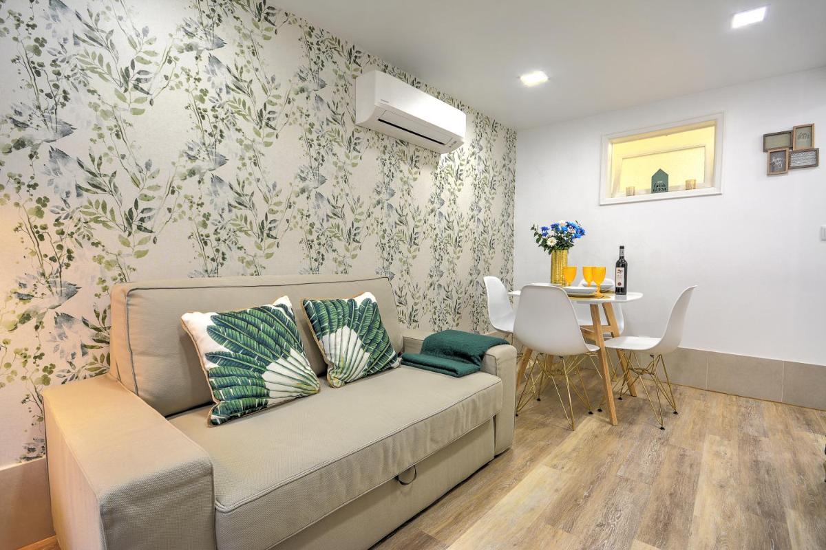Traditional Apartment with a Terrace, AC and Fast Internet - Housity