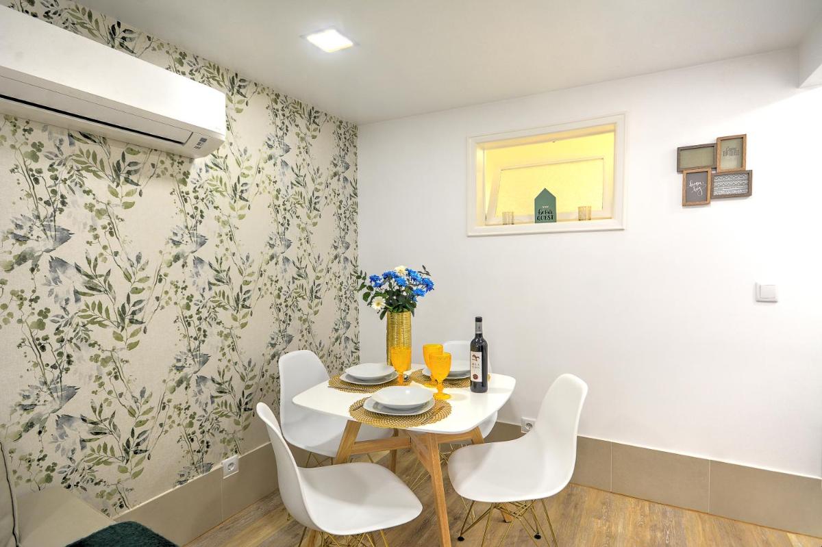 Traditional Apartment with a Terrace, AC and Fast Internet - Housity