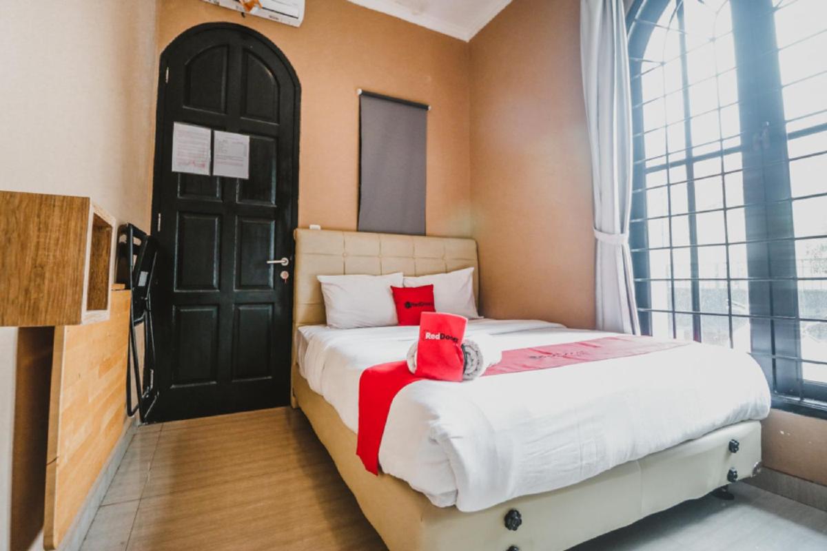 RedDoorz Plus @ Radio Dalam 2 - Housity