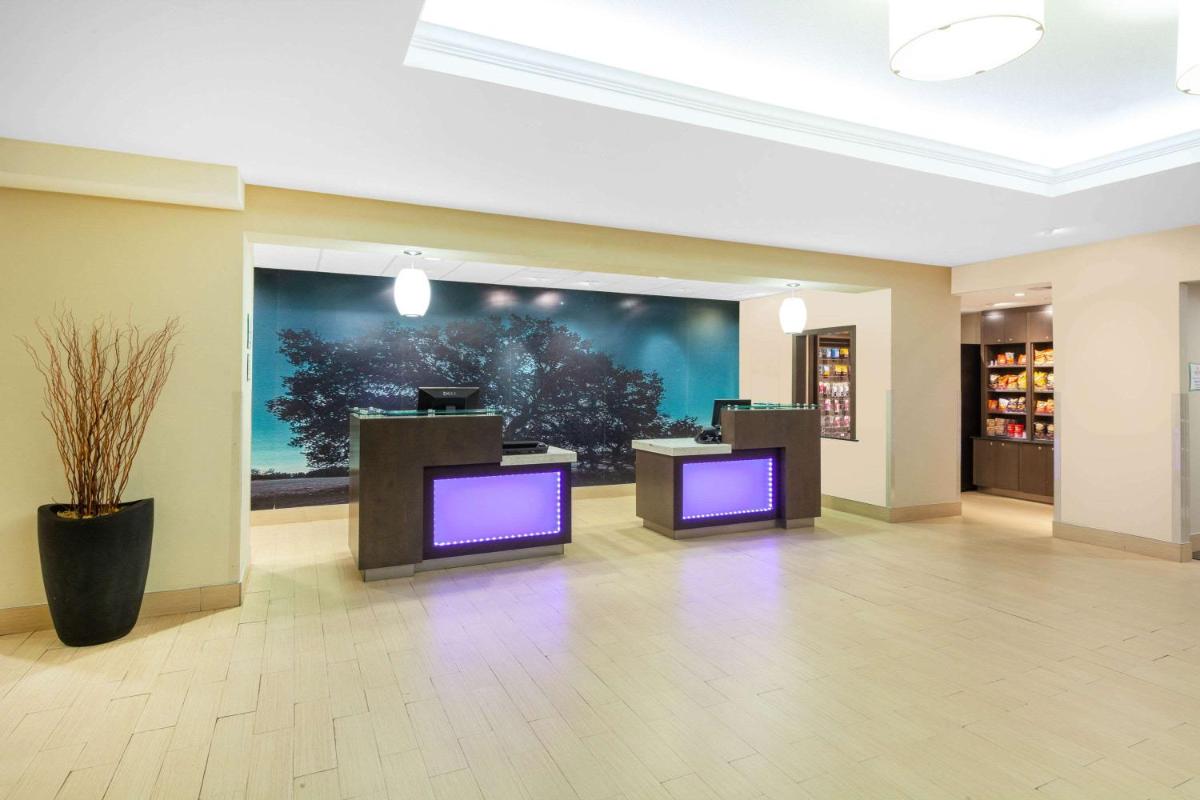 La Quinta by Wyndham Midland North - Housity