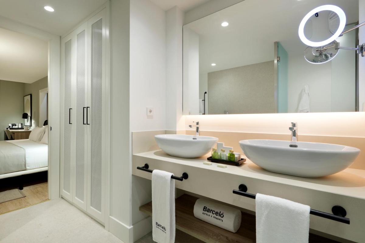 Un baño de Barceló Oviedo Cervantes