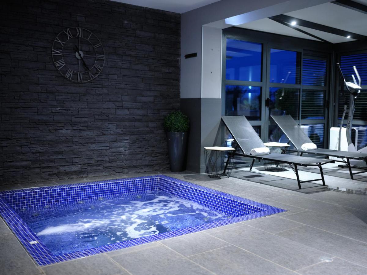Piscine de l'établissement Hostellerie de la Renaissance ou située à proximité