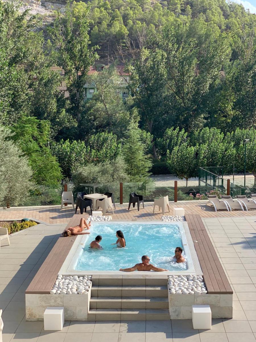 un grupo de personas en una piscina en Hotel Spa Elia, en Alcalá del Júcar