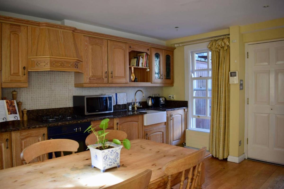 Elegant 2 Bedroom Dublin Coach House - Housity