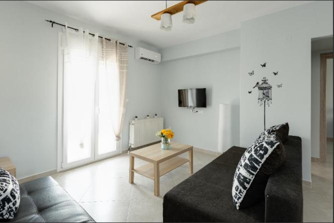 Bright Spacious Two-Bedroom Apartment - Housity